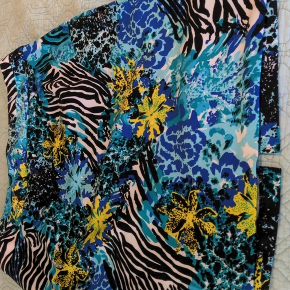 Lovely printed skirt size large - Picture 2 of 9